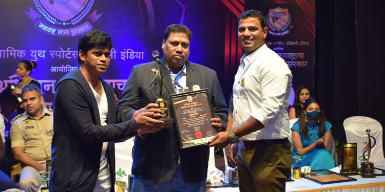 संतोष कवळे यांना पुरस्कार