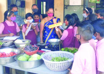 विद्यार्थ्यांनी घेतली व्यावसायिकांची मुलाखत