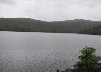 तळावासिय पाण्याच्या प्रतिक्षेत