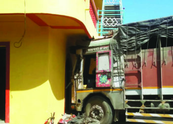 ट्रक घरात घुसून महिला जखमी