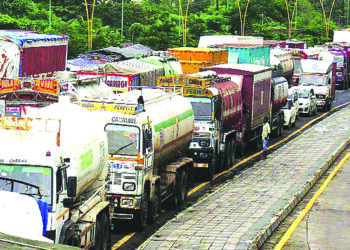 बेशिस्तीमुळे वाहतूक कोंडी