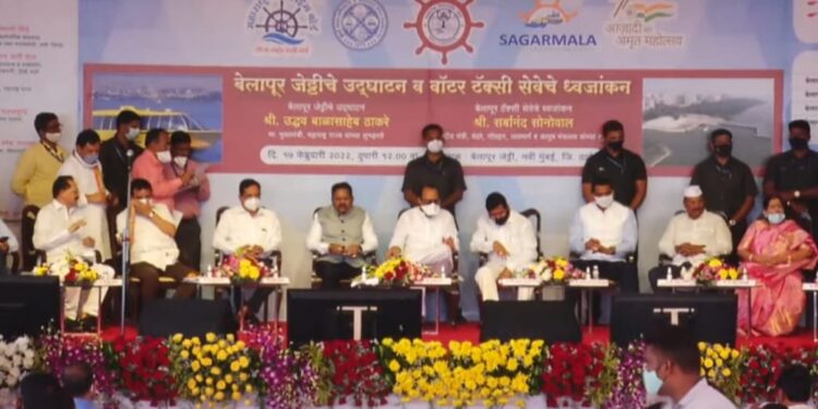 देशातील पहिली वॉटर टॅक्सीसेवा सुरू