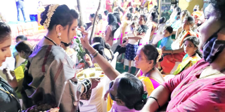 कपाळी कुंकू लागताच डोळ्यात तरळले पाणी