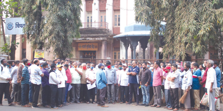 डॉ. नानासाहेब धर्माधिकारी यांना स्वच्छतेतून आदरांजली