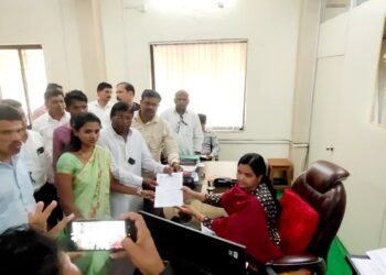 विद्यार्थ्यांच्या मृत्यूची चौकशी करा