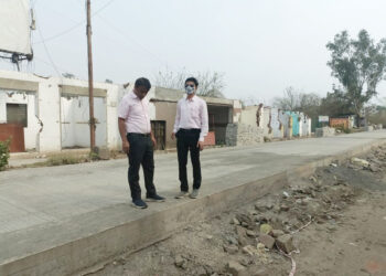 रस्त्याची मुख्याधिकार्‍यांकडून पाहणी
