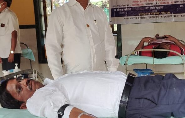 रक्तदान शिबिरात 44 बाटल्या रक्तसंकलन