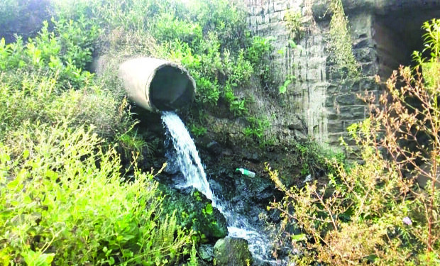 घरातील प्रदूषित पाणी अंबा नदीत