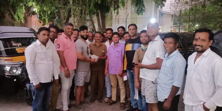 रिक्षाचालकाचा प्रामाणिकपणा, पैशाची बॅग केली परत