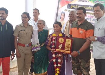 रायगडच्या जलकन्येची विक्रमी झेप ; रुद्राक्षीने पोहून पार केले 26 कि.मी. अंतर