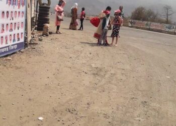 निवारा शेडअभावी प्रवासी हैराण ; वाकण नाका शेड उभारण्याची नागरीकांची मागणी