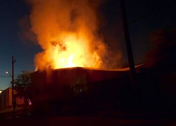 उमरोलीत दुकानाला भीषण आग