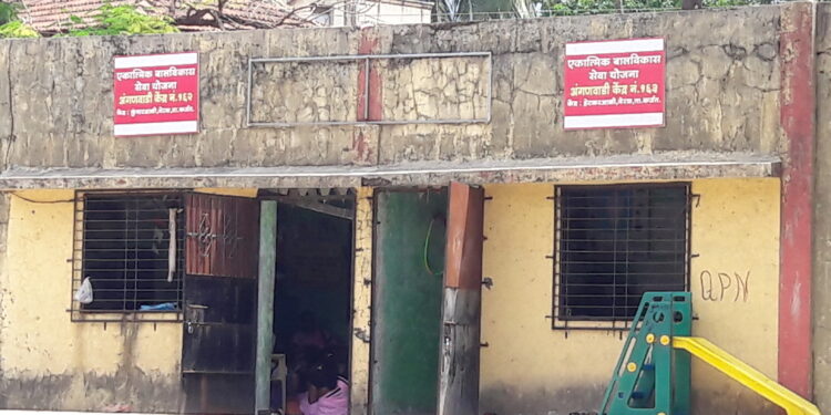 नेरळ मधील दोन अंगणवाड्या अंधारात