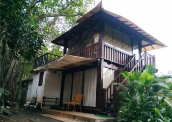 कृषीवल दणका! आवास सरपंचाने रातोरात हटविले अनधिकृत घर