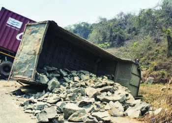 चिरनेर मार्गावर कंटेनर ट्रेलरला डंपरची धडक