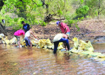 कोंझरी बौद्धवाडीत श्रमदानातून बांधला बंधारा