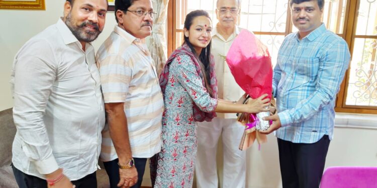 चित्रलेखा पाटील यांच्याकडून पद्मश्री डॉ.अप्पासाहेब धर्माधिकारी, डॉ. सचिनदादा धर्माधिकारी यांचे अभिनंदन