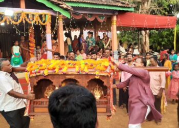 आ. जाधव यांची शिमगोत्सवाला गावी उपस्थिती