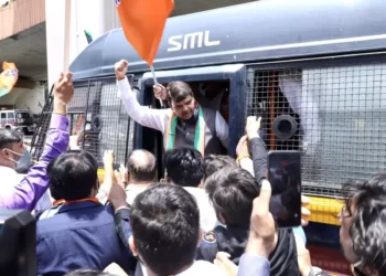 नवाबांच्या राजीनाम्यासाठी भाजपचा आक्रमक मोर्चा; मोर्च्यादरम्यान फडणवीस पोलिसांच्या ताब्यात