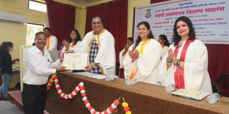 जेएसएम महाविद्यालयात पदवी प्रमाणपत्र वितरण सोहळा