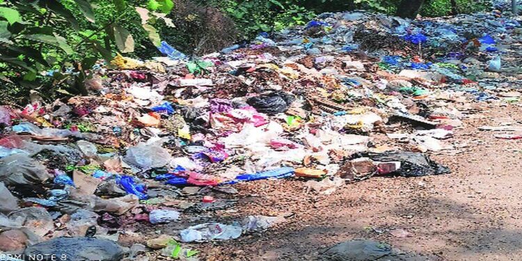 बंदीच्या आदेशानंतरही कचरा टाकण्याचे काम सुरूच