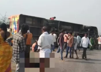 कर्नाटकमध्ये बस पलटी; आठजण जागीच ठार तर, मृतांचा आकडा वाढण्याची भीती