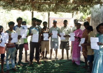 आदिवासी वाडीवर दाखल्यांचे वाटप