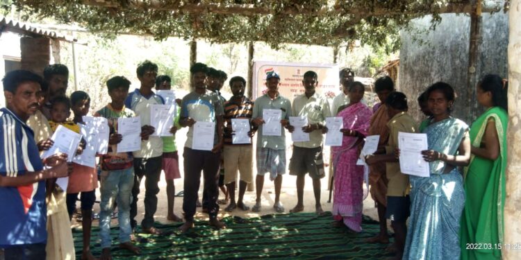 आदिवासी वाडीवर दाखल्यांचे वाटप