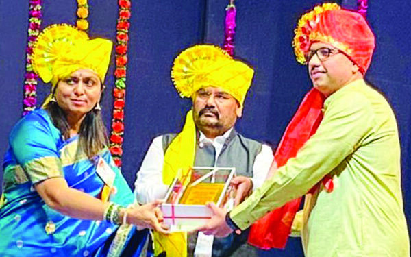 श्रीकांत कवळे यांना पुरस्कार प्रदान