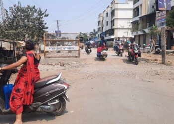 नेरळ युवराज सोसायटी जवळचा रस्ता बनलाय धोकादायक