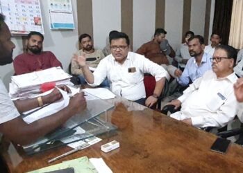 एलएइएस शाळेवर कारवाई करा