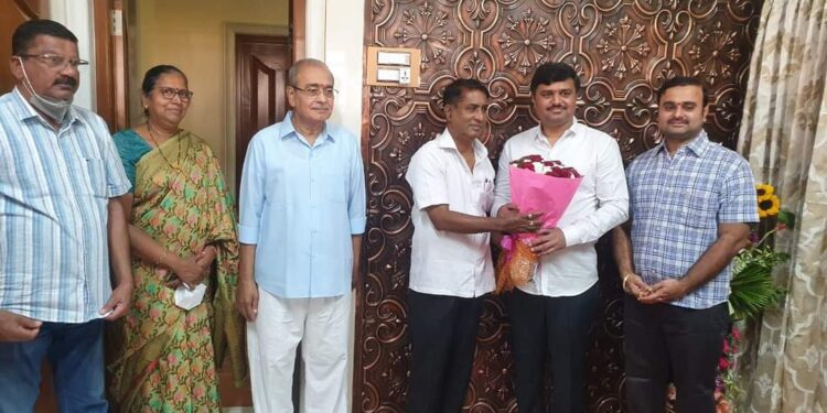 पद्मश्री डॉ.अप्पासाहेब व डॉ सचिनदादा धर्माधिकारी यांचे मा. आ. पंडित पाटील यांच्यातर्फे अभिनंदन