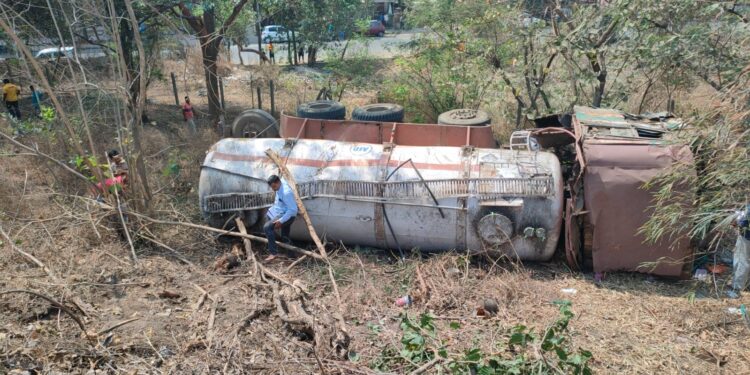 पुणे-मुंबई एक्स्प्रेस हायवेवर भीषण अपघात; ड्रायव्हरचा जागीच मृत्यू