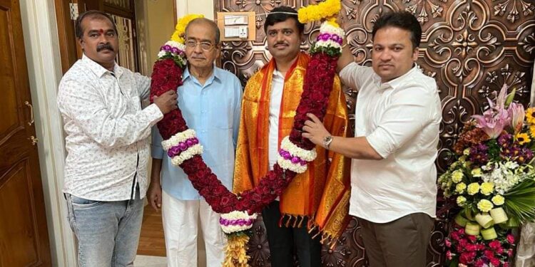 प्रीतम म्हात्रे यांच्याकडून धर्माधिकारी पितापूत्रांचे अभिनंदन