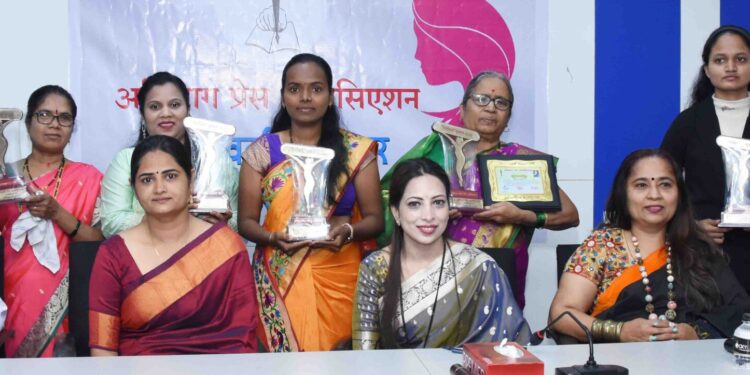 अलिबाग प्रेस असोसिएशनतर्फे तेजस्विनी पुरस्कारांचे वितरण