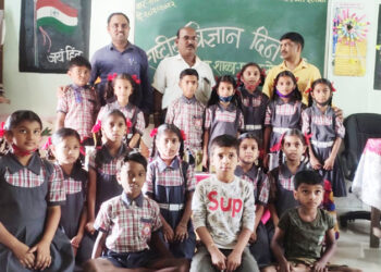 बाल वैज्ञानिकांनी बनविल्या प्रतिकृती