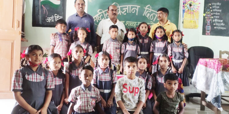 बाल वैज्ञानिकांनी बनविल्या प्रतिकृती