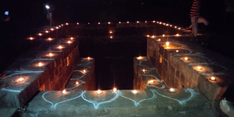 बारव दिपोत्सवानिमित्त दिव्यांची रोषणाई