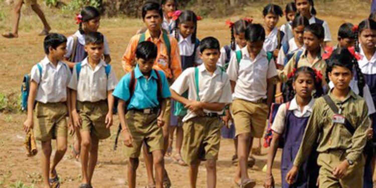 एसटी संपामुळे विद्यार्थ्यांची पायपीट