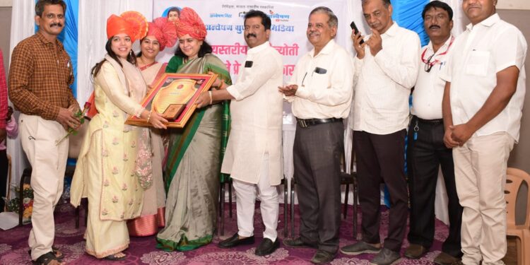 सुवर्णा दिवेकर यांना क्रांतीज्योती सावित्रीमाई फुले प्रेरणा पुरस्कार
