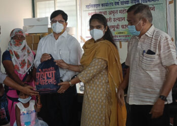 पेणमध्ये पोषण पोटलीचे वाटप