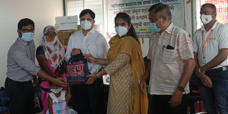 पेणमध्ये पोषण पोटलीचे वाटप