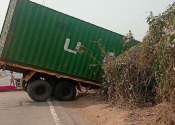चिर्ले गावाजवळ ट्रेलर घसरला