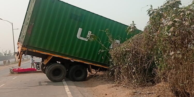 चिर्ले गावाजवळ ट्रेलर घसरला