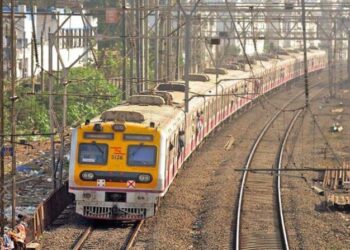 लोकल प्रवासाठी लससक्ती कायम; सरकारचा निर्णय, न्यायालय नाराज