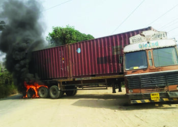 दिघोडे येथे ट्रेलरच्या चाकांनी घेतला पेट