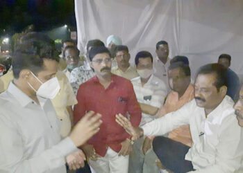 रस्त्यासाठी खोपोलीत रहिवाशांचे उपोषण सुरू