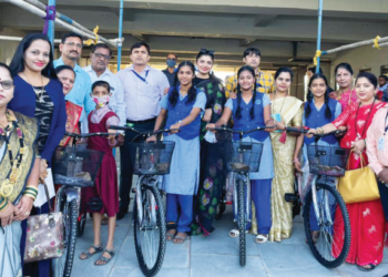 उरण येथे विद्यार्थिंना सायकल वाटप