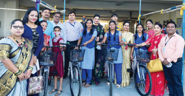 उरण येथे विद्यार्थिंना सायकल वाटप