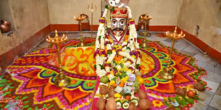 तांदूळाच्या रांगोळीने श्री विरेश्‍वर महाराज सजले